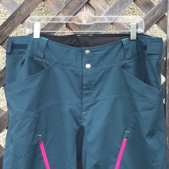 The North Face blue/green shorts with pockets - Picture 2 of 16